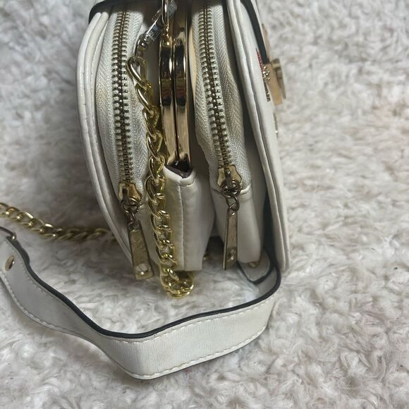 White synthetic leather crossbody bag with fashion accents & gold tone chain. - Picture 7 of 15